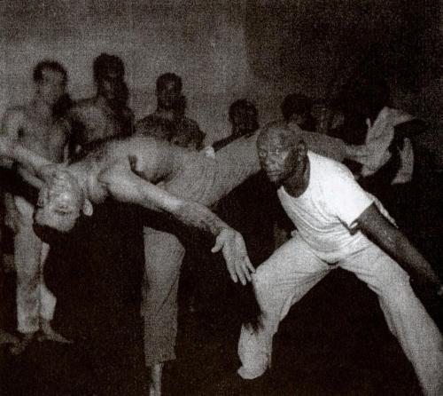 Mestre Bimba - Aplicando a Cruz