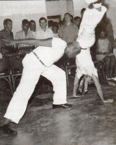 Mestre Bimba aplicando cabeçada em Xaréu