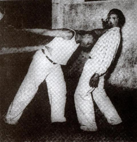 Mestre Bimba aplicando o escurrumelo em Clarindo