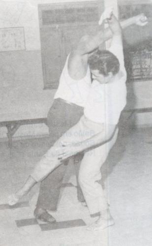 Mestre Bimba aplicando um asfixiante