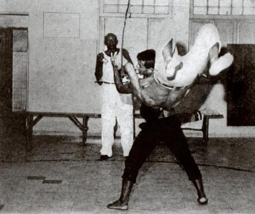 Mestre Bimba no berimbau - Salario Minimo aplicando um arqueado